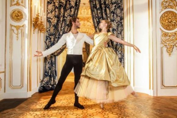Pareja de Solistas del Ballet de la Ópera de Viena, con vestuario de Vivienne Westwood. Él, pantalón negro y casaca blanca en seda; ella, vestido dorado sobre falda de tafetán. © ORF/Günther Pichlkostner.