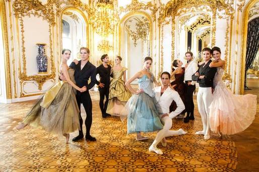 Cuerpo de Baile del Ballet de la Ópera de Viena con vestuario de Vivienne Westwood para el Concierto de Año Nuevo 2014. © ORF/Günther Pichlkostner.