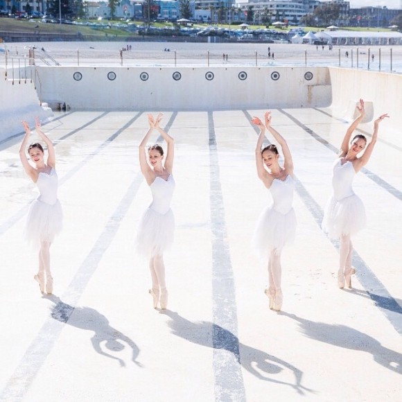 La piscina del Club Bondi Sydney acogió la sesión de fotos promocional del retorno de la versión del icono del ballet de Graeme Murphy. © Foto: Dan Boud.
