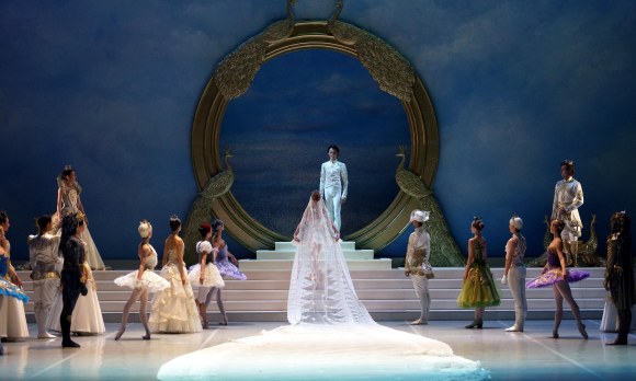 Escena final de “La Bella Durmiente” del Staatsballett de Berlín, con la boda de los príncipes Aurora (Iana Salenko) y Desirée (Dinu Tamazlacaru). © Javier del Real/ Teatro Real.