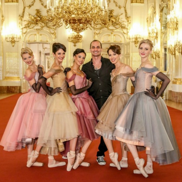 Jiri Bubenicek con las bailarinas del Concierto Año Nuevo 2016