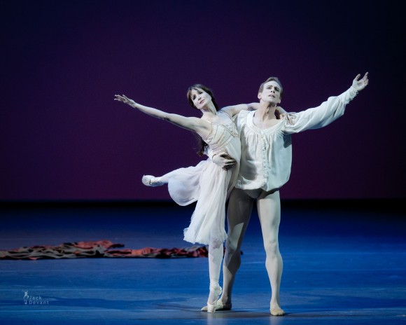 Lauren Cuthbertson y Edward Watson, de The Royal Ballet, ofrecieron un fragmento de “Romeo y Julieta” de Kenneth MacMillan. © Foto: Jack Devant. 