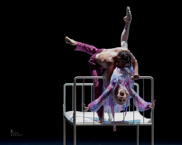 La premiada como Mejor Bailarina Alicia Amatriain y Jason Reilly, del Stuttgart Ballet, interpretaron un fragmento de “Un tranvía llamado deseo”, de John Neumeier. © Foto: Jack Devant.