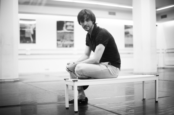 El Bailarín Estrella Igor Yebra en una foto tomada en su escuela de danza de Bilbao, 2014.