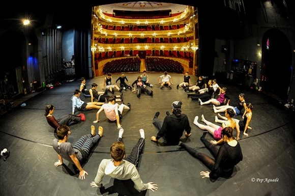 Participantes del VII Premio Roseta Mauri en el taller impartido por la bailarina y coreógrafa donostiarra Jone San Martín. Teatro Fortuny, Reus, 2015. © Pep Aguadé.