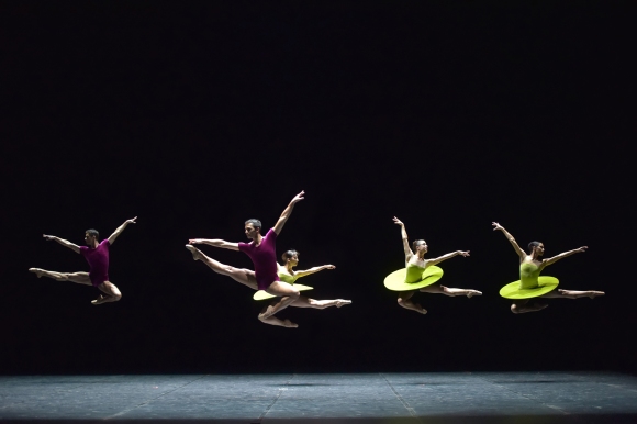 La Compañía Nacional de Danza en “The vertiginous thrill of exactitude”, con coreografía de William Forsythe. Foto: Jesús Vallinas. Gentileza CND.